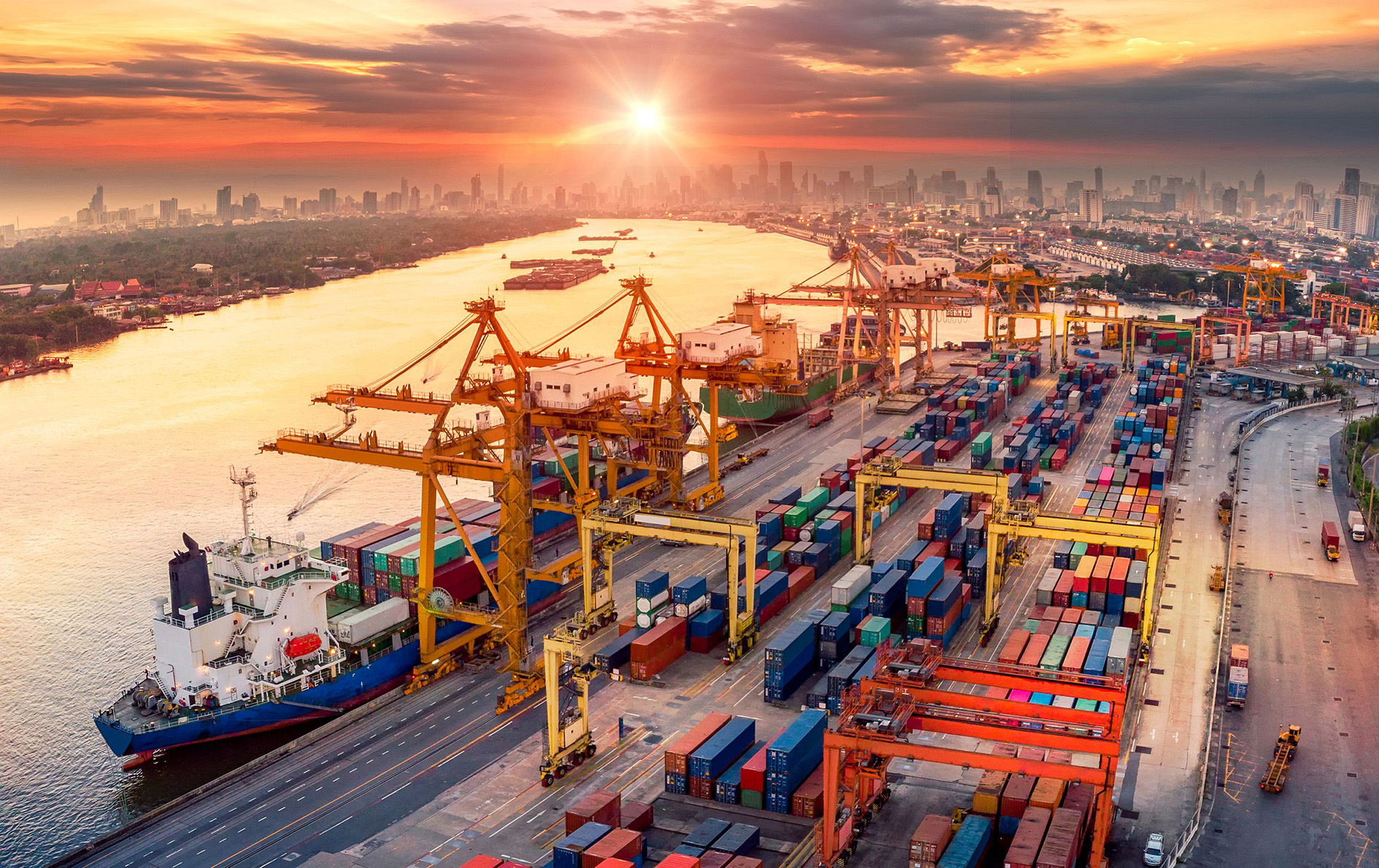 Holding and emergency stop systems for the hoists of harbour and container cranes. Harbour and container cranes
